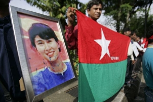 Protesty proti zatčení Su Ťij v Kuala Lumpuru.